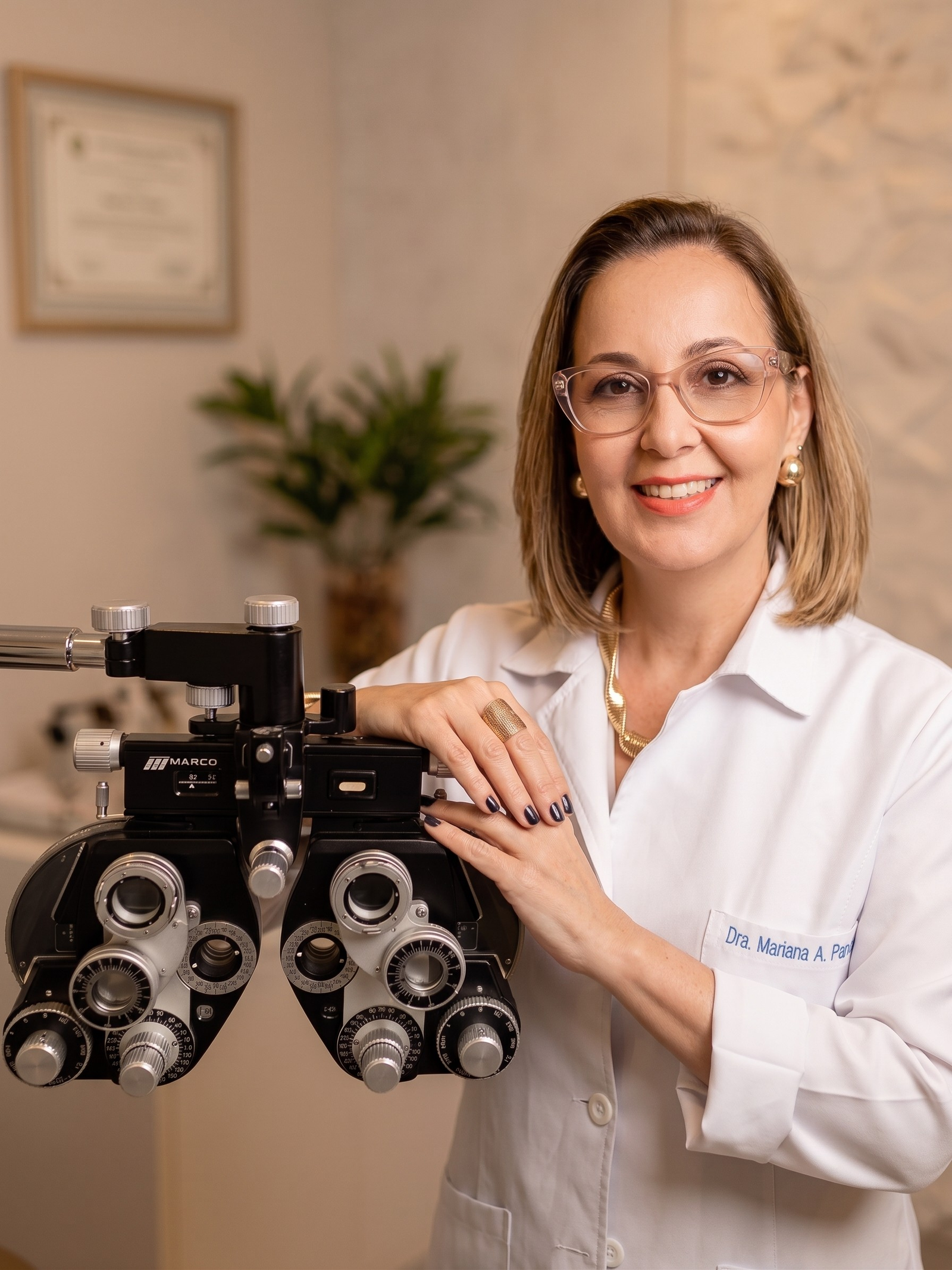 Dra. Mariana Panzardi em seu consultório de oftalmologia